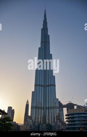 Vue à angle bas de l'emblématique gratte-ciel Burj Khalifa Banque D'Images