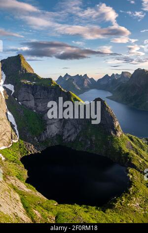 Ambiance nocturne, vue de Reinebringen, Reinebriggen, Reinefjord avec montagnes, Moskenes, Moskenesoey, Lofoten, Norvège Banque D'Images