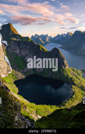 Ambiance nocturne, vue de Reinebringen, Reinebriggen, Reinefjord avec montagnes, Moskenes, Moskenesoey, Lofoten, Norvège Banque D'Images