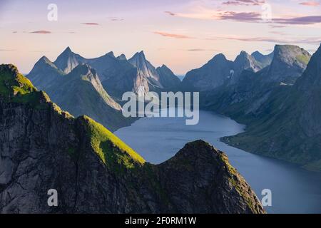 Ambiance nocturne, vue de Reinebringen, Reinebriggen, Reinefjord avec montagnes, Moskenes, Moskenesoey, Lofoten, Norvège Banque D'Images