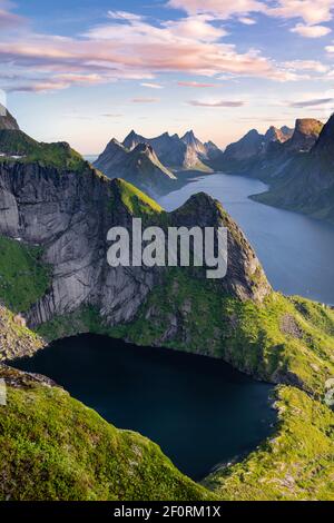 Ambiance nocturne, vue de Reinebringen, Reinebriggen, Reinefjord avec montagnes, Moskenes, Moskenesoey, Lofoten, Norvège Banque D'Images