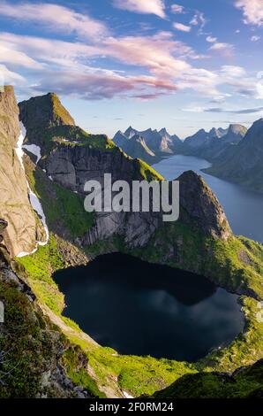 Ambiance nocturne, vue de Reinebringen, Reinebriggen, Reinefjord avec montagnes, Moskenes, Moskenesoey, Lofoten, Norvège Banque D'Images