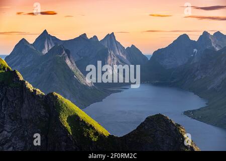 Ambiance nocturne, vue de Reinebringen, Reinebriggen, Reinefjord avec montagnes, Moskenes, Moskenesoey, Lofoten, Norvège Banque D'Images