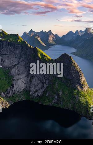 Ambiance nocturne, vue de Reinebringen, Reinebriggen, Reinefjord avec montagnes, Moskenes, Moskenesoey, Lofoten, Norvège Banque D'Images