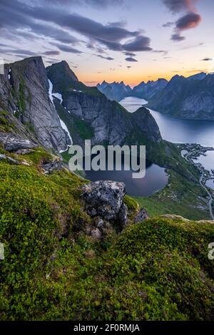 Ambiance nocturne, vue de Reinebringen, Reinebriggen, Reinefjord avec montagnes, Moskenes, Moskenesoey, Lofoten, Norvège Banque D'Images