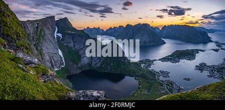 Ambiance nocturne, vue de Reinebringen, Reinebriggen, Reinefjord avec montagnes, Moskenes, Moskenesoey, Lofoten, Norvège Banque D'Images