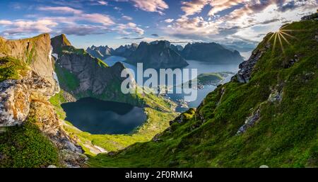 Ambiance nocturne, vue de Reinebringen, Reinebriggen, Reinefjord avec montagnes, Moskenes, Moskenesoey, Lofoten, Norvège Banque D'Images