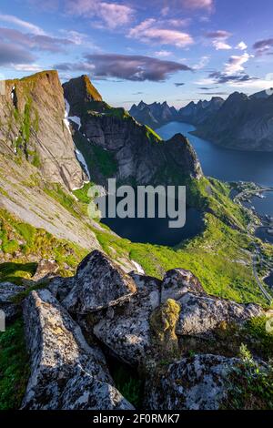 Ambiance nocturne, vue de Reinebringen, Reinebriggen, Reinefjord avec montagnes, Moskenes, Moskenesoey, Lofoten, Norvège Banque D'Images