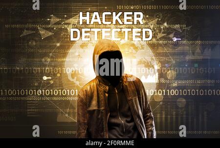 Hacker sans visage au travail avec HACKER DÉTECTÉ inscription, concept de sécurité informatique Banque D'Images