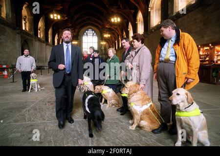 David Blunkett Guide Dogs for the Blind Association Mars 2001Le les chiens-guides pour l'assocation aveugle ont tenu une réception à La Chambre des communes pour célébrer l'introduction de la section 37 de la loi sur la discrimination en matière d'invalidité 1995 qui exige un permis Les chauffeurs de taxi transportent des chiens guides dans leur voiture David Le député de Blunkett et le secrétaire à l'éducation avec son chien-guide Lucy vu ici rencontrer certains des membres de l'association et leurs Chiens à la Chambre des communes Banque D'Images