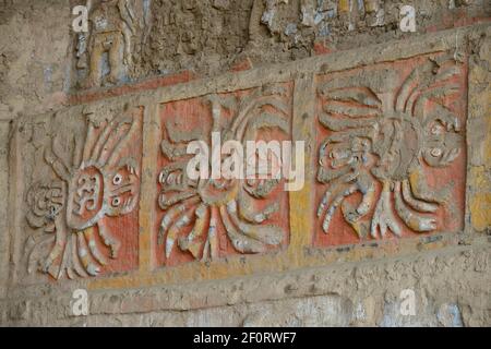 Reliefs colorés de la culture Moche sur les murs d'adobe, Huaca de la Luna, province de Trujillo, Pérou Banque D'Images