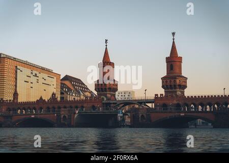 Berlin, Allemagne - Mars 03 2021: Vue vers le pont Oberbaum pendant le coucher du soleil. C'est un pont à double pont qui traverse la Spree de Berlin, considérée comme une Banque D'Images