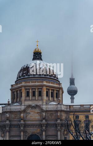 Dôme couvert de neige du château royal ou de la ville palais et Forum Humboldt avec tour de télévision en arrière-plan Berlin Mitte un hiver froid après Banque D'Images