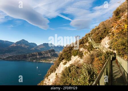 Sentier sécurisé avec marches et rampes en fer, chemin panoramique du lac de Garde de Bubatte à Tempesta, Sentiero panoramico Bubatte Tempesta, Torbole Banque D'Images