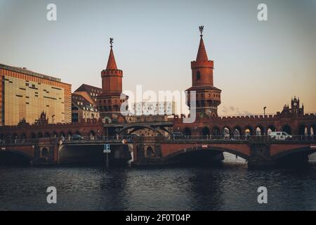 Berlin, Allemagne - Mars 03 2021: Vue vers le pont Oberbaum pendant le coucher du soleil. C'est un pont à double pont qui traverse la Spree de Berlin, considérée comme une Banque D'Images