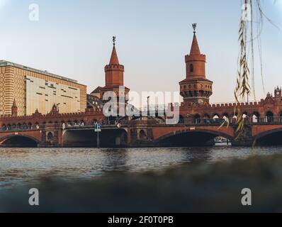 Berlin, Allemagne - Mars 03 2021: Vue vers le pont Oberbaum pendant le coucher du soleil. C'est un pont à double pont qui traverse la Spree de Berlin, considérée comme une Banque D'Images