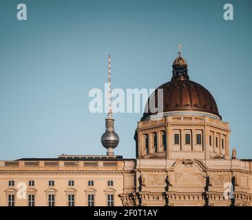 BERLIN, ALLEMAGNE - 10 février 2021 : vue aérienne vers la tour de télévision de Berlin près d'Alexanderplatz à Berlin Mitte. Banque D'Images