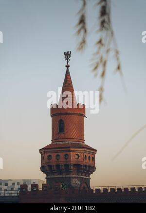 Berlin, Allemagne - Mars 03 2021: Vue vers le pont Oberbaum pendant le coucher du soleil. C'est un pont à double pont qui traverse la Spree de Berlin, considérée comme une Banque D'Images