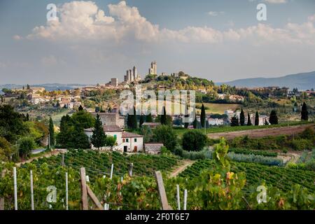 Vue sur la petite ville médiévale fortifiée de San Gimignano en Toscane, Italie Banque D'Images