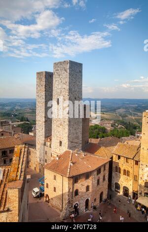 Vue aérienne de San Gimignano, petite ville médiévale fortifiée hill de la tour du Palazzo del Popolo en Toscane, Italie Banque D'Images