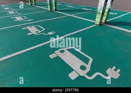Parking et stations de recharge pour voitures électriques, pictogrammes au sol, Neuss, Rhénanie-du-Nord-Westphalie, Allemagne Banque D'Images