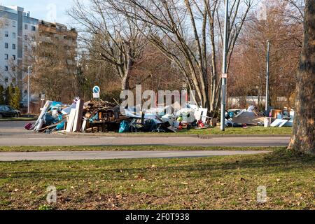 Bietigheim-Bissingen, Allemagne-Mars 07.2021: Une énorme pile de déchets et de débris encombrants se trouve en face d'une maison sur la prairie Banque D'Images