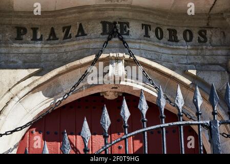 Vieilles portes d'entrée en bois dans la bague utilisée pour les corridas, Séville, Andalousie, Espagne, Europe Banque D'Images