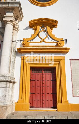 Vieilles portes d'entrée en bois dans la bague utilisée pour les corridas, Séville, Andalousie, Espagne, Europe Banque D'Images