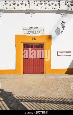 Vieilles portes d'entrée en bois dans la bague utilisée pour les corridas, Séville, Andalousie, Espagne, Europe Banque D'Images