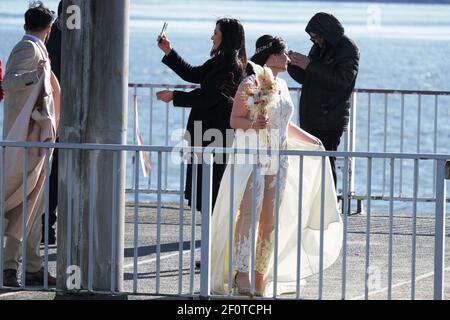 Fête de mariage sur la plate-forme du ferry sur les rives de l'Elbe Mars 5,2021 à Hambourg Allemagne. Éditorial. Mariée et selfie Banque D'Images