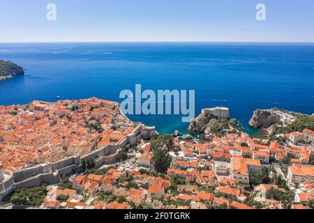 Tir de drone aérien du mur ouest de la ville de Dubrovnik ancien Ville par mer Adriatique en Croatie midi été Banque D'Images