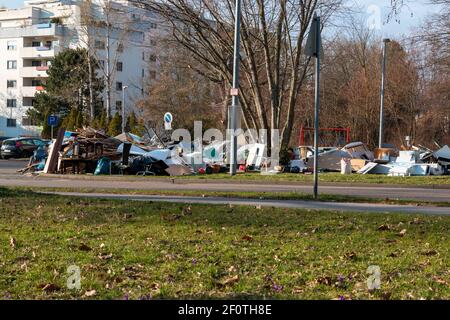 Bietigheim-Bissingen, Allemagne-Mars 07.2021: Une énorme pile de déchets et de débris encombrants se trouve en face d'une maison sur la prairie Banque D'Images