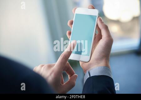 Maquette d'un homme tenant un smartphone. Masque Banque D'Images