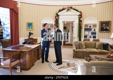 Le président Barack Obama et l'ancien gouverneur du Massachusetts. Mitt Romney parle dans le Bureau ovale après leur déjeuner du 29 2012 novembre. Banque D'Images