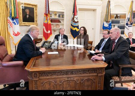 Le président Donald Trump participe à une réunion avec l'ambassadeur John Bolton, conseiller à la sécurité nationale, Gina Haspel, directrice de l'Agence centrale de renseignement, et Dan Coats, directeur du renseignement national, dans le bureau ovale, le jeudi 31 janvier. 2019 à la Maison Blanche. (Photo officielle de la Maison Blanche par Shealah Craghead) Banque D'Images