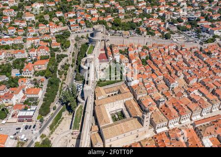 Tir de drone aérien de la paroi de la ville fort Minceta à Dubrovnik Vieille ville de Croatie à midi d'été Banque D'Images