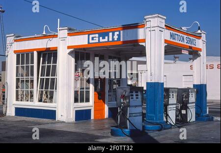 Vue d'angle de la station-service Mattoon (préfabriquée) Boulevards National & Washington Culver City Californie ca. 1977 Banque D'Images