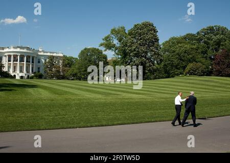 Le président Barack Obama marche le long de la South Lawn Drive de la Maison Blanche avec le sénateur John Kerry D-Mass. Mai 5 2010. Banque D'Images