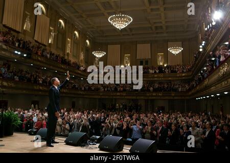 Le président Barack Obama se fait un large choix après avoir prononcé un discours au Symphony Hall de Boston, en juin 25 2012. Banque D'Images