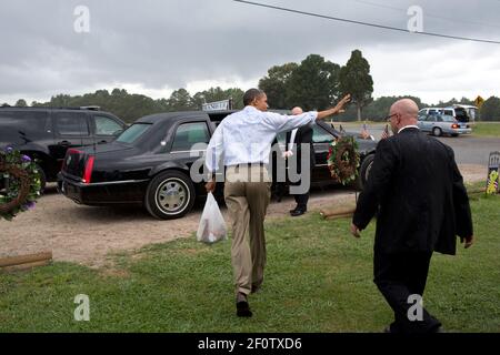 Le président Barack Obama se dirige vers le cortège après un arrêt sur le marché de la production de Berry à Mechanicsville, en Virginie, le samedi 14 2012 juillet. Banque D'Images