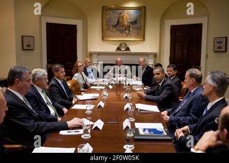 Le président Barack Obama s'en va à une réunion des organisations de services aux anciens combattants, co-organisée par le général James Jones, conseiller à la sécurité nationale, et le secrétaire aux anciens combattants Eric Shinseki, dans la salle Roosevelt de la Maison Blanche, le 29 juillet 2010. Banque D'Images