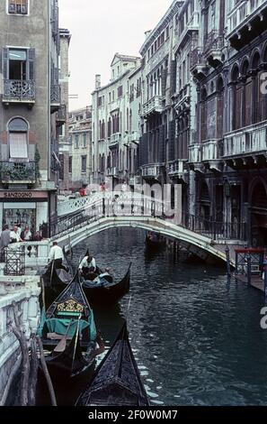 Rio di Palazzo avec gondoles, Venise, Vénétie, Italie, 1967. Banque D'Images