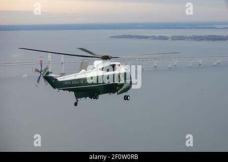 Le président Donald Trump voyage à bord de Marine One en route vers la base aérienne de Douvres. Le président Trump a effectué un voyage non annoncé le mercredi 1er février 2017 pour honorer les restes d'un commissaire de guerre spéciale EN chef de la marine américaine, William « Ryan » Owens, qui a été tué lors d'un raid au Yémen le 29 2017 janvier. Banque D'Images