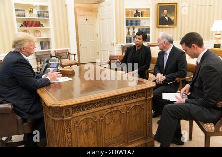 Avant les avertissements de blizzard hivernal le président Donald Trump rencontre (dans le sens des aiguilles d'une montre à partir de la gauche) D.C., Mayoriel Bowser Paul Wiedefeld, directeur général de l'Autorité de transit de la zone métropolitaine de Washington, et Tom Bossart Homeland Security Advisory dans le Bureau ovale de la Maison Blanche, le lundi 13 2017 mars à Washington D.C. Banque D'Images