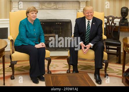 Le président Donald Trump rencontre la chancelière allemande Angela Merkel le vendredi 17 2017 mars dans le bureau ovale de la Maison Blanche à Washington D.C. Banque D'Images