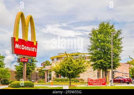 Comté de Gwinnett, GA / USA - 07 29 20: Panneau et bâtiment du restaurant McDonald's. Banque D'Images