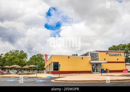 Gwinnett County, GA / USA - 07 29 20: La Varsity de Gwinnett et un client manger vue latérale Banque D'Images