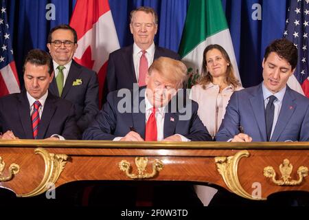Le président Donald Trump est accompagné du président mexicain Enrique Pena Nieto et du premier ministre canadien Justin Trudeau lors de la cérémonie de signature de l'USMCA, le vendredi 30 2018 novembre, à Buenos Aires, en Argentine. Banque D'Images