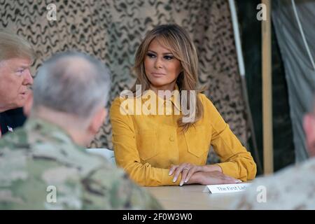 Le président Donald Trump rejoint par la première dame Melania Trump assiste à une réunion d'information avec des membres de la direction militaire mercredi 26 2018 décembre à la base aérienne d'Al-Asad en Irak. Banque D'Images