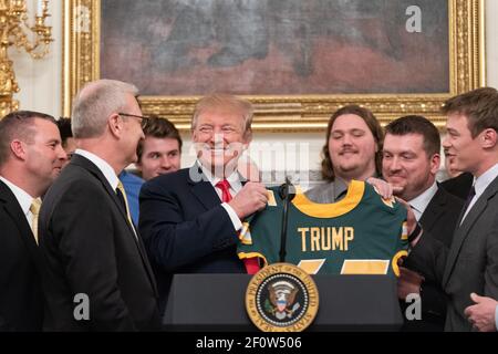 Le Président Donald Trump accueille les champions nationaux de football de la Division I de la FCS 2018 le Bison du Dakota du Nord le lundi 4 2019 mars pour déjeuner dans la salle à manger de l'État de la Maison Blanche. Banque D'Images